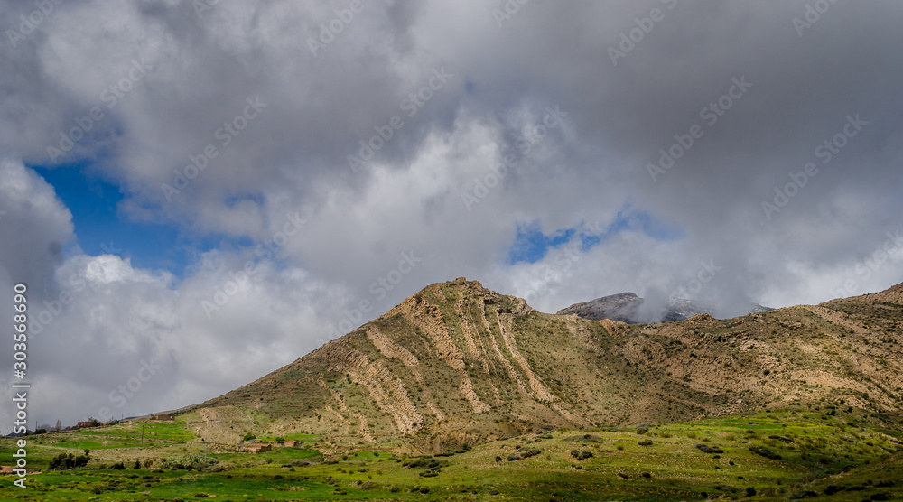 mountains whit clouds in background