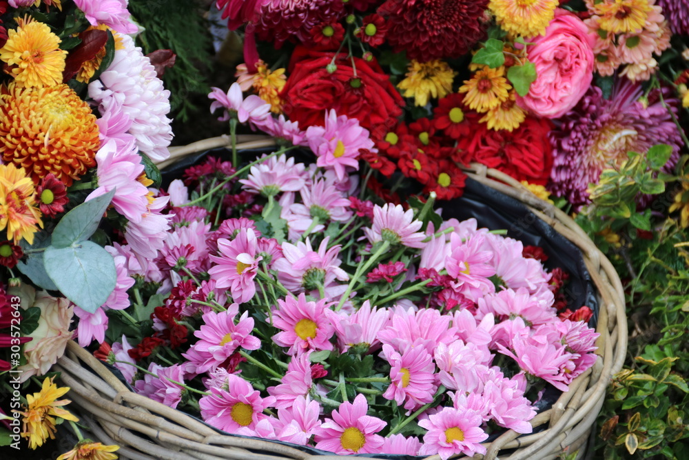 Bunte Blumen nach Beerdigung auf dem Friedhof schmücken ein Grab