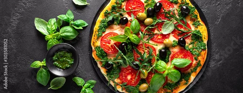 Obraz  z motywem Pizza. Traditional italian pizza with green basil pesto sauce, top view, banner
