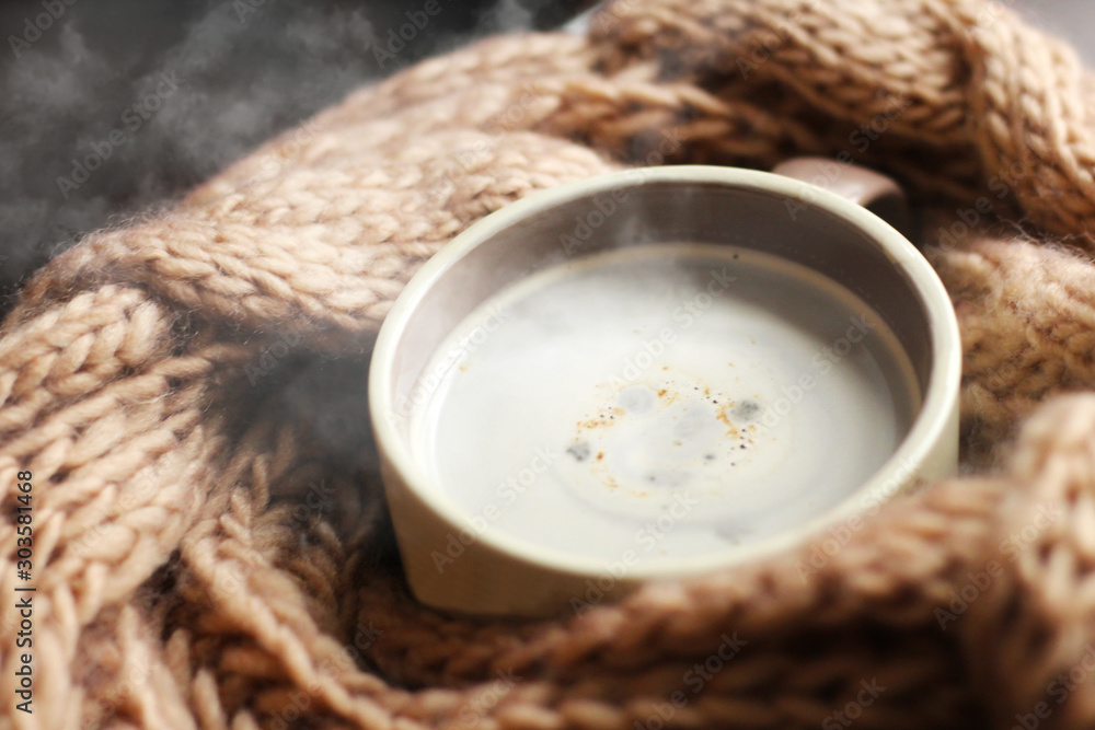 Φωτογραφία A Cup of hot coffee and a beige warm scarf