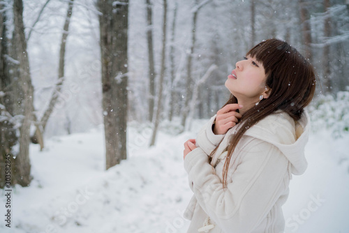 雪と女性