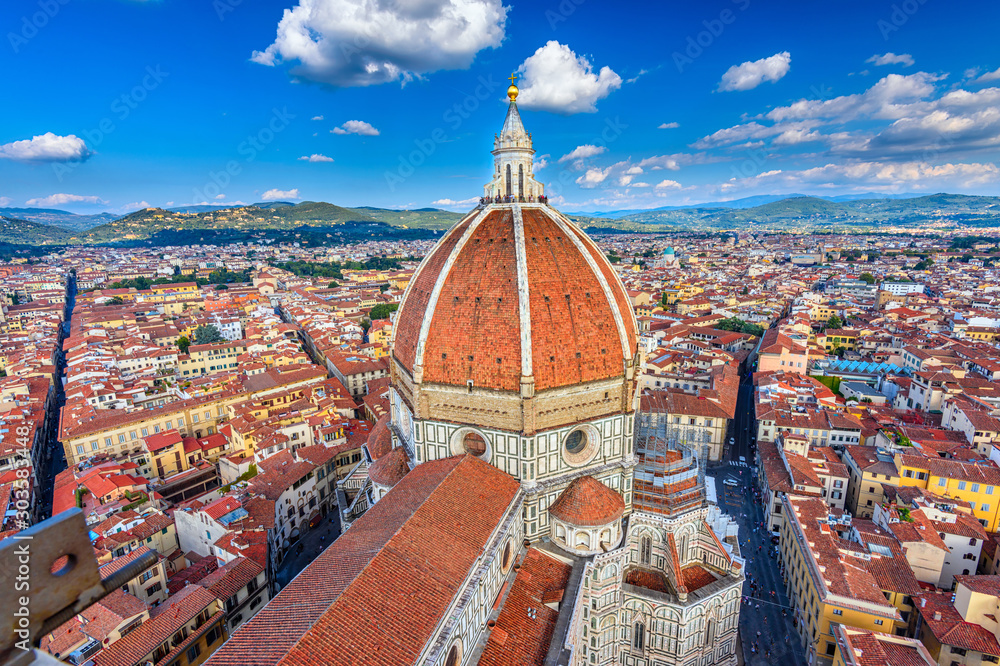 Florence Duomo. Basilica di Santa Maria del Fiore (Basilica of Saint Mary of the Flower) in Florence, Italy. Architecture and landmark of Florence. Cityscape of Florence - obrazy, fototapety, plakaty 