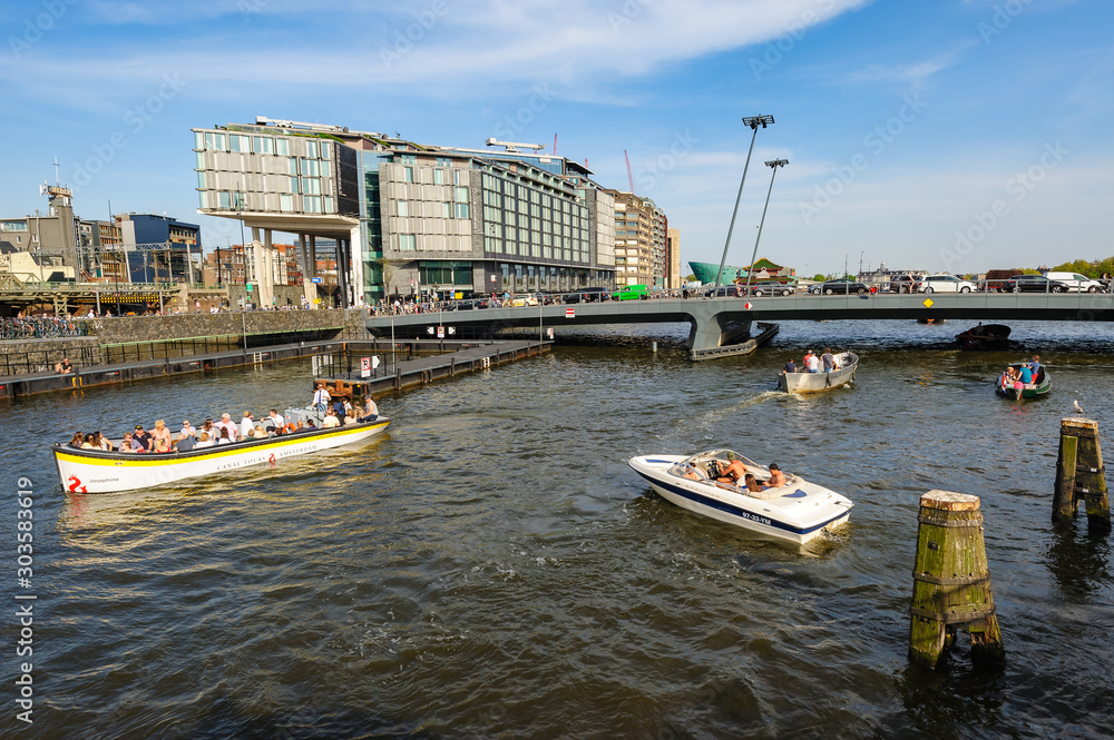 Fototapeta Sightseeng in front of DoubleTree Hilton hotel, around the Central Station of Am