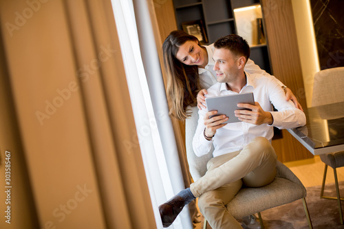 Young couple relaxing at ho...