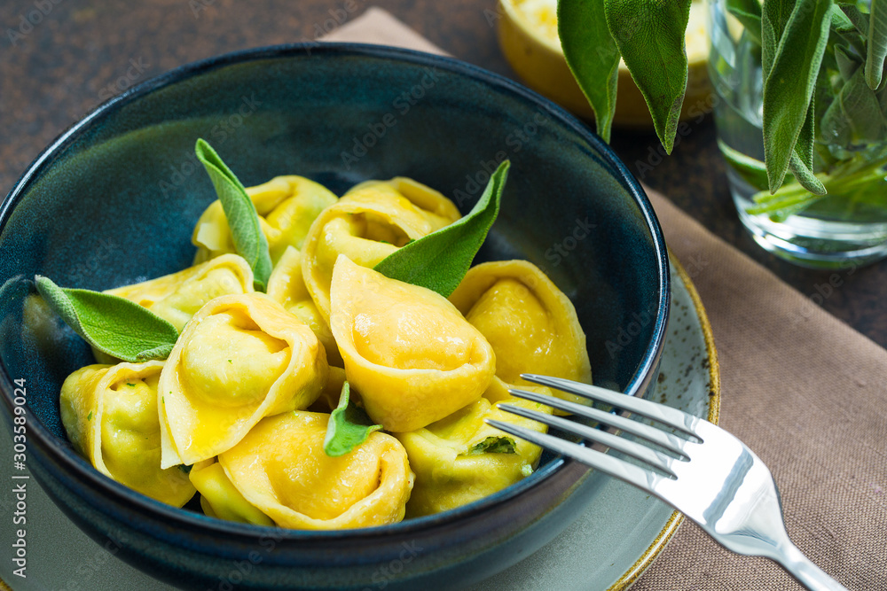 Φωτογραφία Homemade Tortelloni di Ricotta e Spinaci- Northern Italy pasta stuffed with ricotta and spinach stir-fried with sage leaves and butter