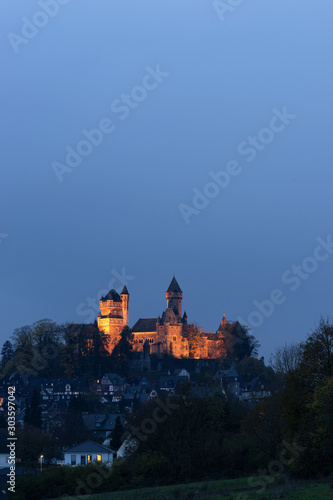 Schloss Braunfels (Hessen) in der Dämmerung
