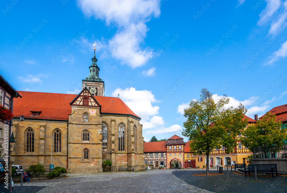 Marktplatz und Kirche, Königsberg in Bayern, Deutschland 