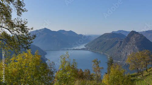 paesaggio con favolosa vista lago dall'alto della montagna, con vista della città photo