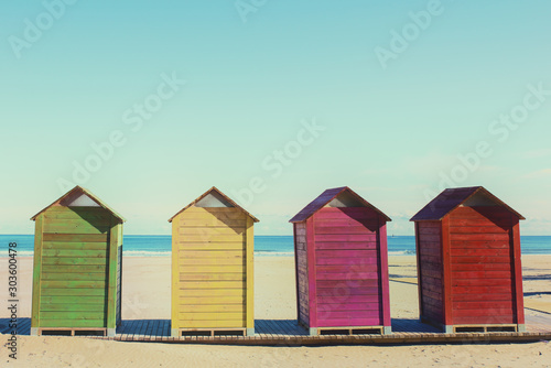 Cabinas de madera para cambiarse de ropa en la playa de Cullera, Valencia, España