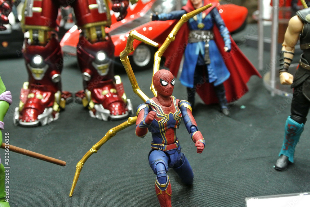 Obraz premium KUALA LUMPUR, MALAYSIA -APRIL 7, 2018: Selected focused of Marvel Comic action figure called Spider-man. He was one of the Avengers team. Action figures displayed by the collector.