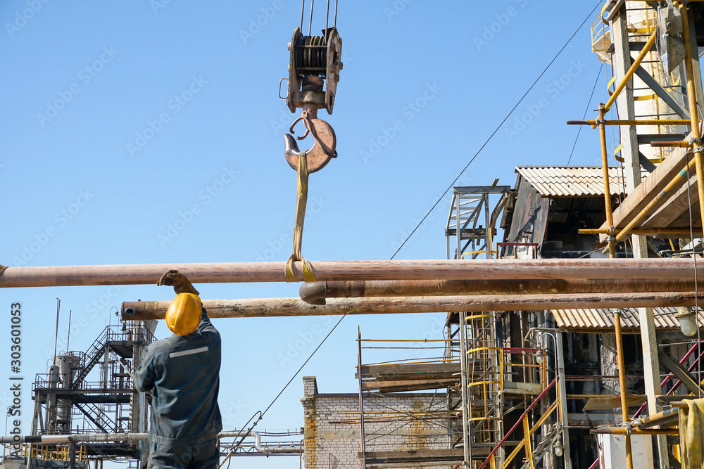 Worker-builder. Truck crane. Oil refining. technological pipeline repair. The furnace for heating oil and the preparation of fuels and lubricants.