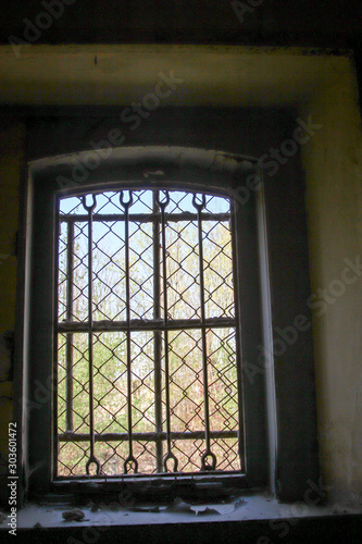 Das Fenster eines ehemaligen Gef  ngnis  Arrestzelle einer Sowjetischen Garnison