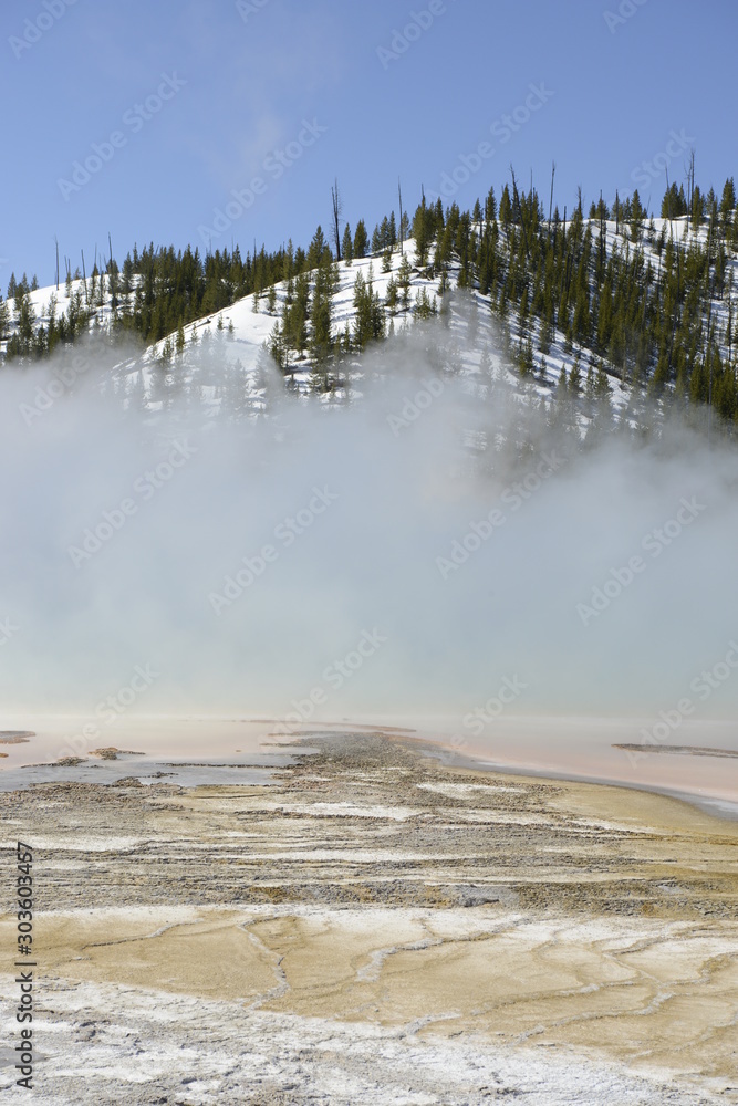 Grand prismatic lake, midway geyser basin, yellowstone, USA