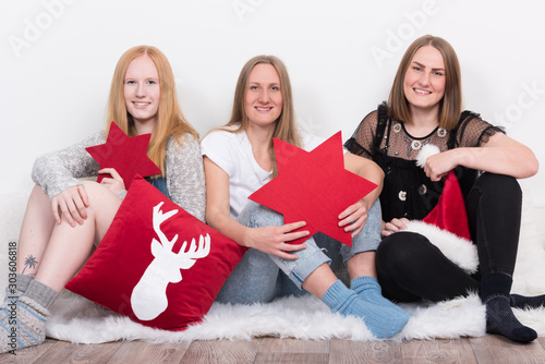 Junge Frauen posieren für ein lustiges weihnachtliches Foto photo