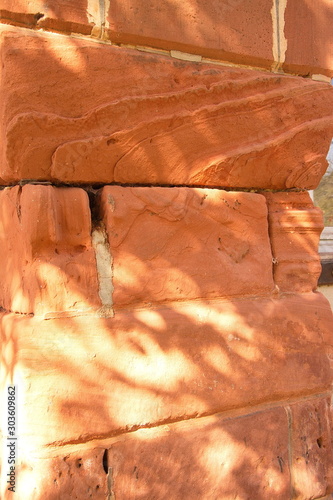 le soleil sur un vieux mur