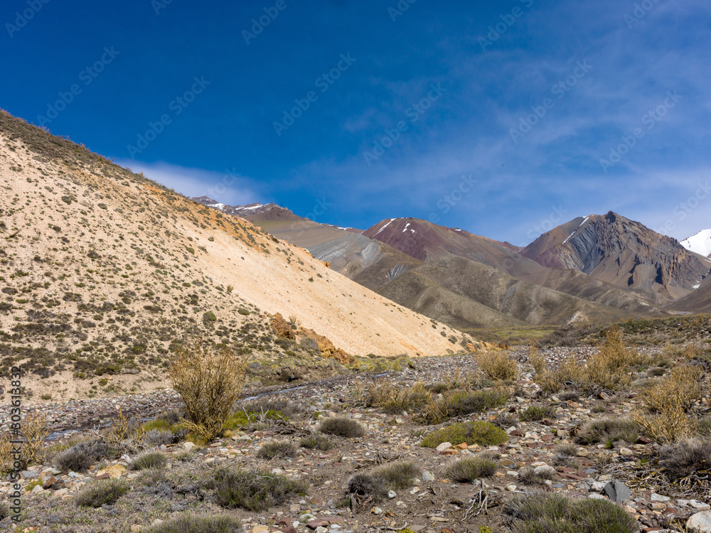  84/5000 Road from Argentina to Chile through the Andes mountain range, Mountain landscape