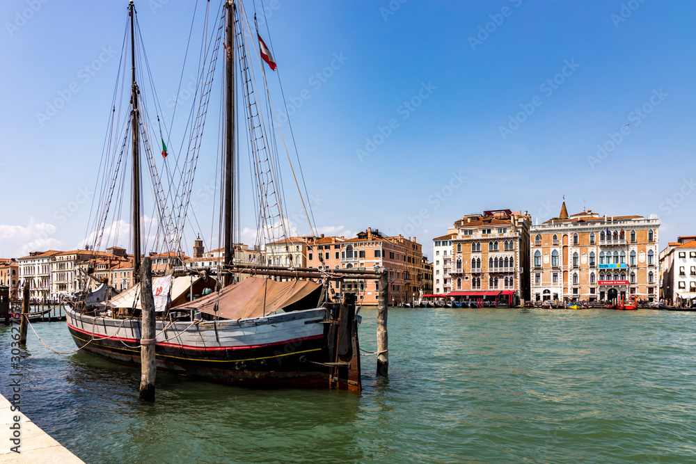 Venedig Panorama mit Schiff