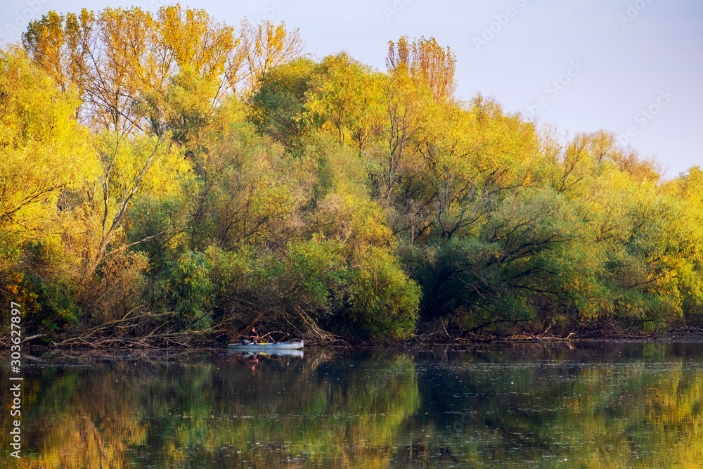 Obraz premium Autumn peaceful lake landscape
