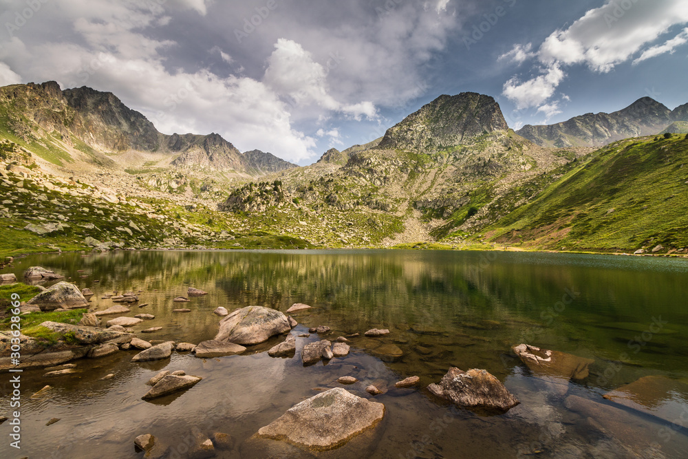 Lago de alta montaña en los Pirineos de Andorra Lago de alta montaña en los Pirineos de Andorra