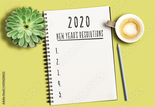 Konstfotografi top view of notepad with text 2020 New Years Resolutions and numbered list on ye
