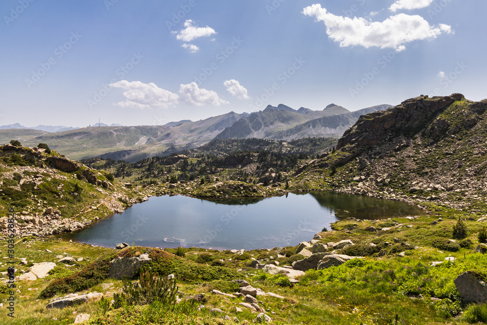 Lago de alta montaña en los Pirineos de Andorra