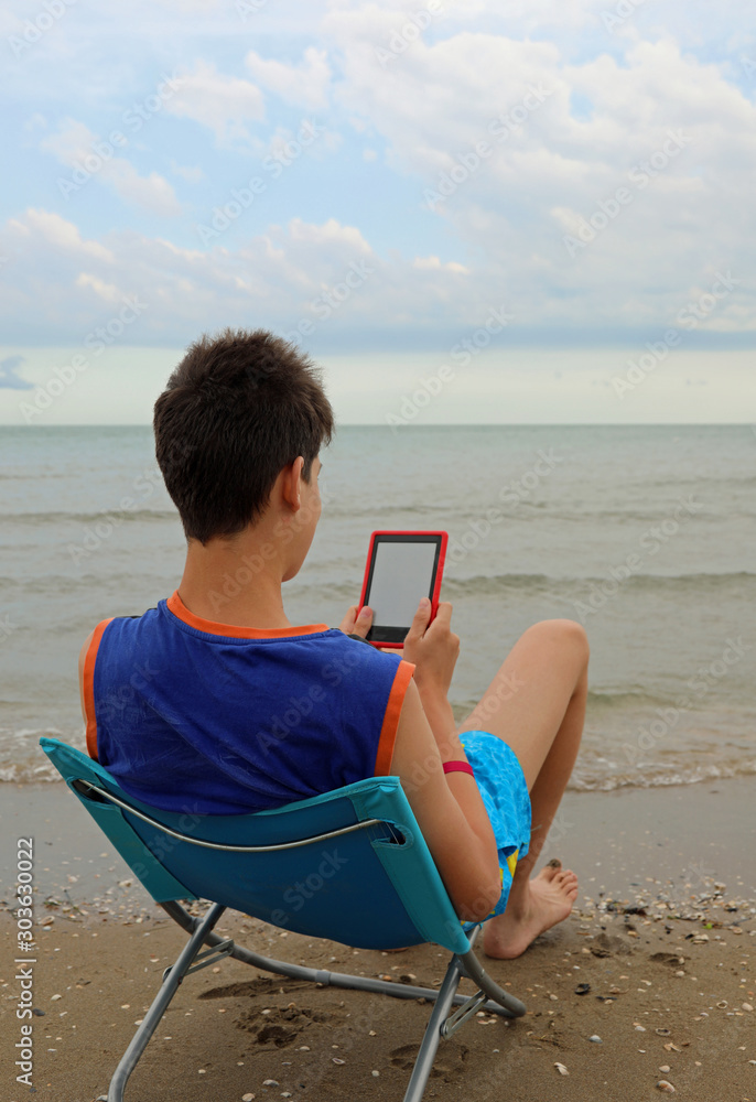 Fotografie Young ereader reads an ebook