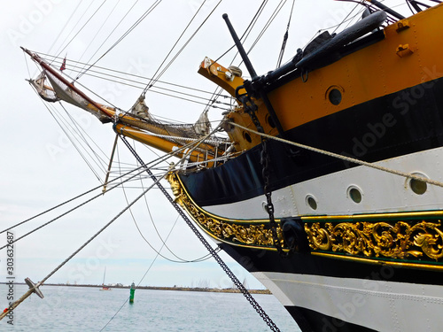 Das Bug vom Segelschulschiff der Marine photo