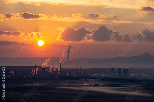 Sonnenaufgang Chemiewerk Litvinov Region Ralsko photo