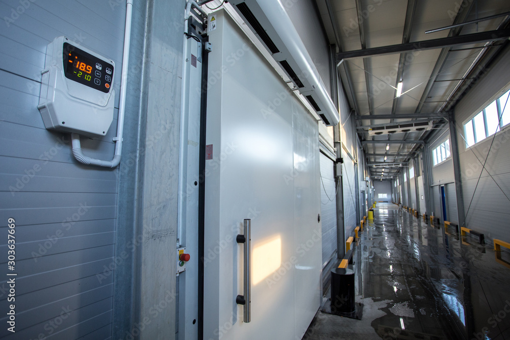 Φωτογραφία big refrigerators, large industrial freezers