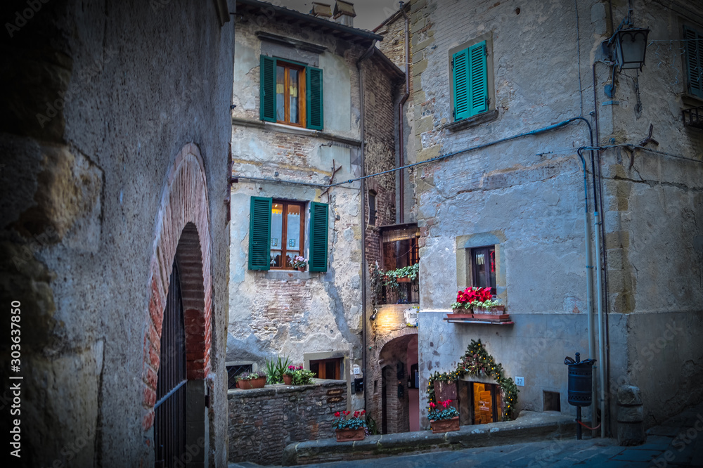 Obraz premium narrow street in anghiari italy