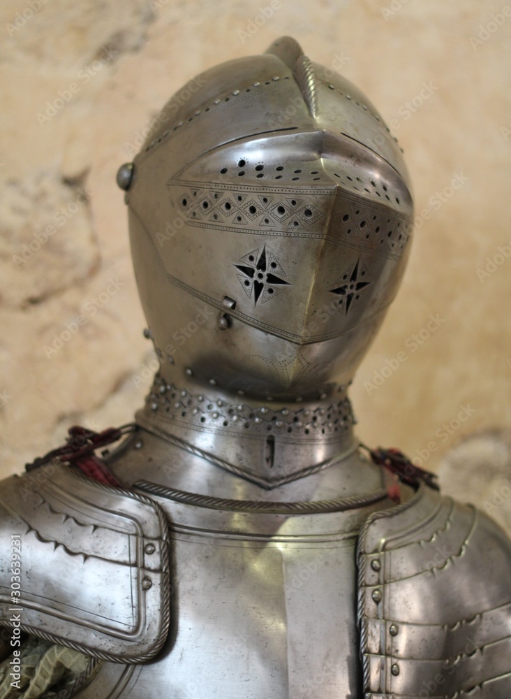 Yelmo de una armadura medieval foto de Stock | Adobe Stock
