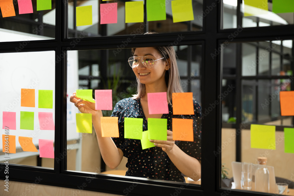 Fotografie Young vietnamese female scrum master organizing project working process