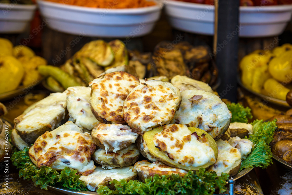 Obraz premium Stuffed potato with bacon, cheese and green onion