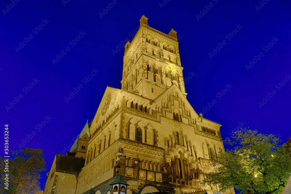 Historisches Münster in Neuss bei Nacht