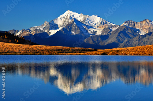 Weisshorn im Gebidumsee gespiegelt