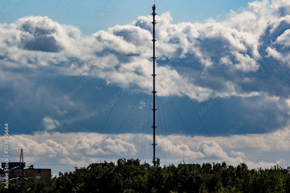 Φωτογραφία Dark silhouette of a meteorological mast on a background of the sky with gloomy clouds