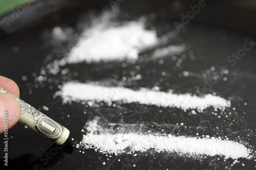 Aumento della dipendenza da droga cocaina - soldi euro e dollari - mercato internazionale di sostanze stupefacenti