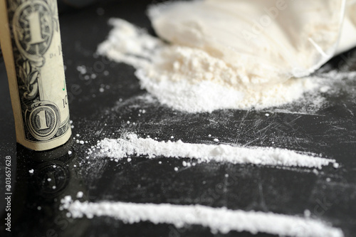 Aumento della dipendenza da droga cocaina - soldi euro e dollari - mercato internazionale di sostanze stupefacenti photo
