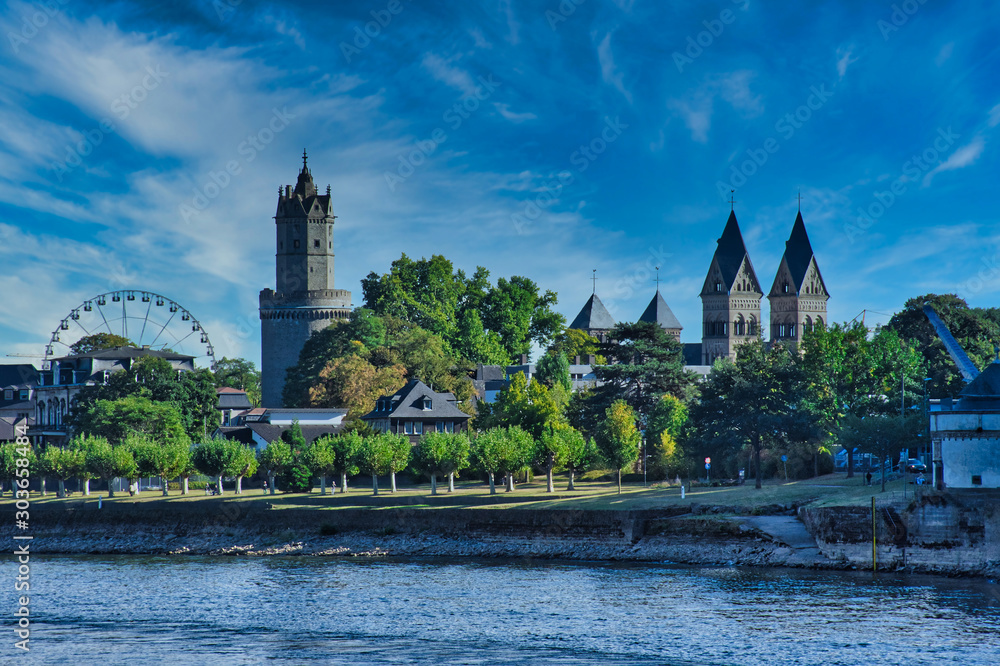Φωτογραφία Andernach city panorama picture with the famous round tower and the church calle
