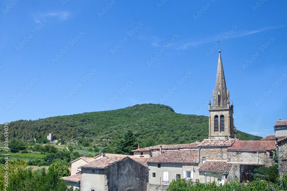 Φωτογραφία Church and buildings in village of  Saint-Sauveur-de-Cruzières, Ardeche, southern France