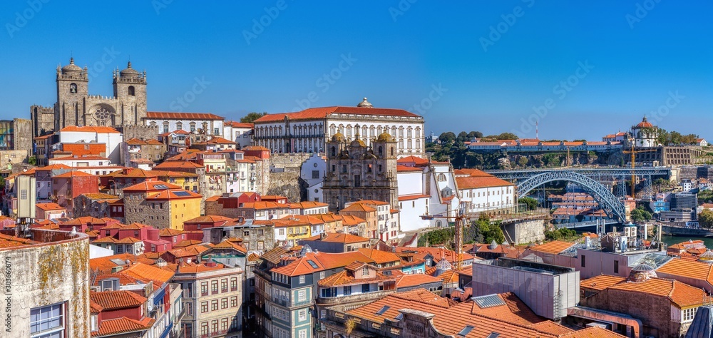 Ταπετσαρία Historic center of Porto in Portugal.