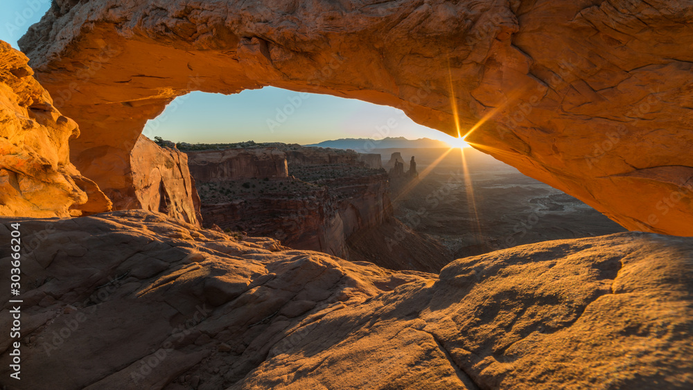 Sunrise sunbeams at Mesa Arch in Canyonlands National Park