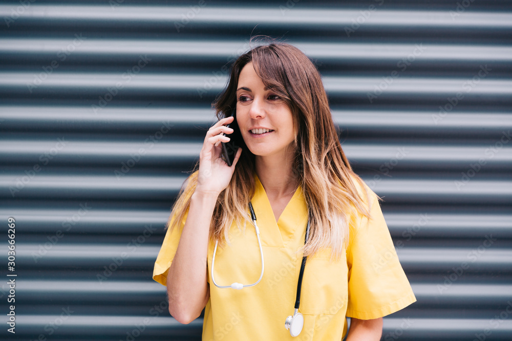 Φωτογραφία Chica hablando por teléfono durante su descanso en el trabajo de enfermera