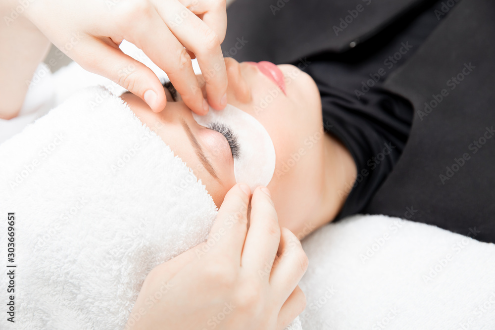 Φωτογραφία Master doctor performs procedure for beauty patches on eyes of beautiful girl skin care