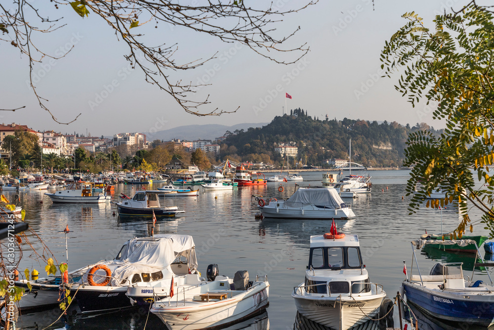 Φωτογραφία Zonguldak eregli district, fishing boats and erdemir iron and steel factory behi