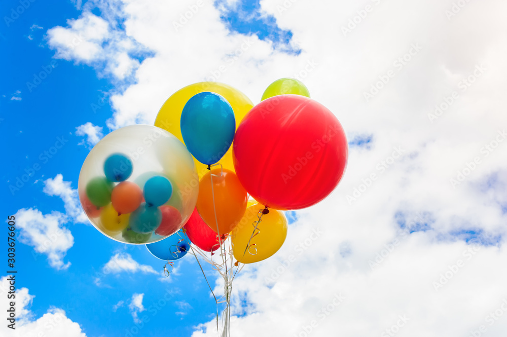 Obraz premium Bright colorful balloons over blue sky background