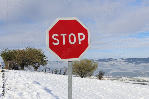 Panneau STOP - panneau de signalisation routière sur fond de paysage enneigé dans le massif du Pilat - Département de la Loire © ERIC