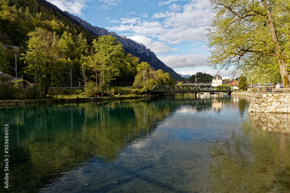 Fototapeta premium インターラーケンの街 アール川 ボリヴァーゲ橋より