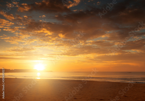 Beautiful sunset above the sea. sunset beach © Pakhnyushchyy