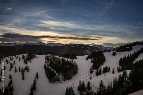 Fototapeta Naklejka Na Ścianę i Meble -  Sunrise in aspen, colorado. Ski slope of Aspen just beginning to receive some sun rays at sunrise.